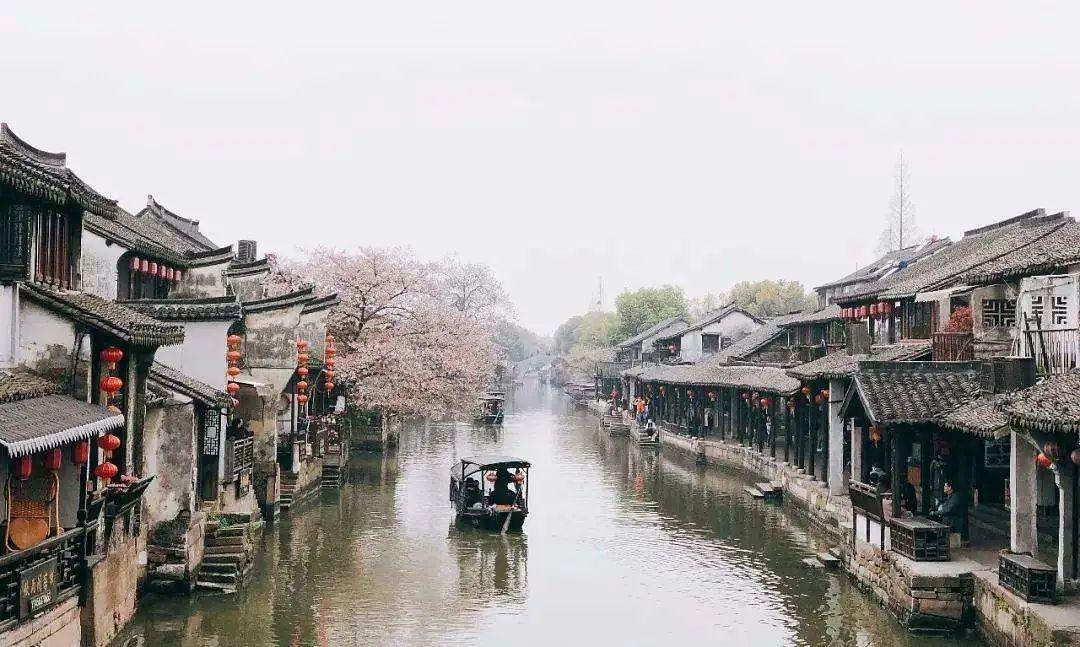 逃离废弃的建筑